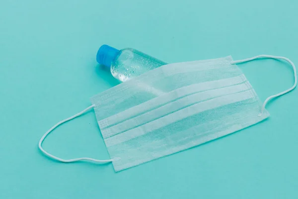 Alkol jeli ve maske, anti-covid-19 kiti.