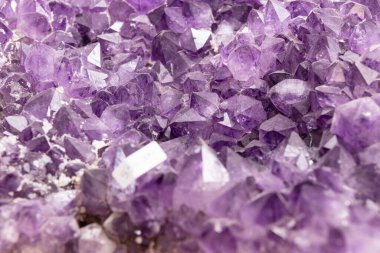 Doğal ametist kaya dokusu, değerli mineral.