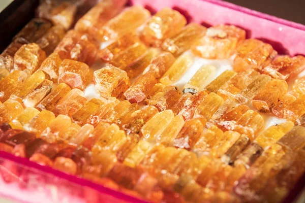 İmparatorluk topaz 'ına yakın, ham mineral.