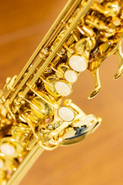 Soprano saksafon detaylarına yakın plan, bulanık arkaplan