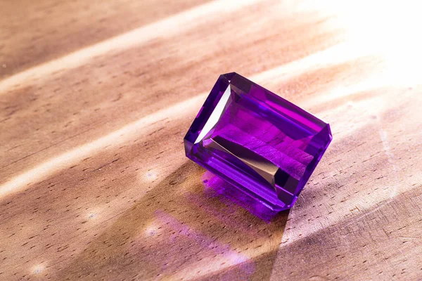 多层面紫水晶宝石的宏观闭合 — 图库照片