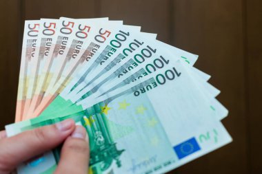 Avro banknotlarının kapanışı, 50 ve 100 avro.