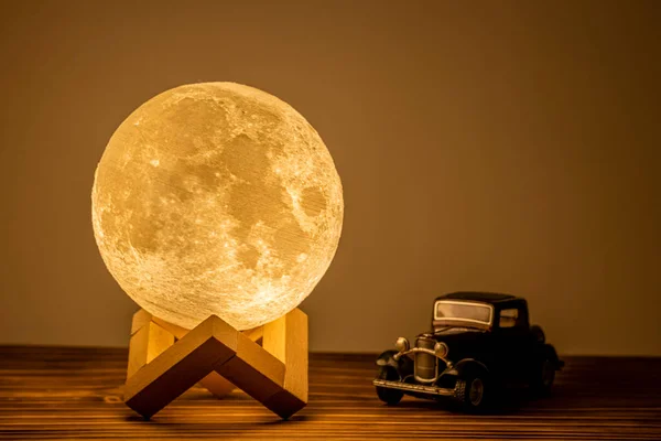 Lune Lampe Sur Table Photos De Stock Libres De Droits