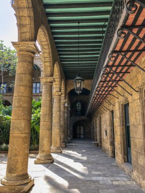Güzel bahçe içinde İspanyol mimarisi, Havana, Küba ile Küba Villa iç avlu (patio) görünümünü