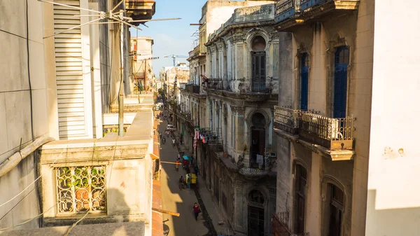 Uitzicht Vanaf Het Balkon Van Havana Smalle Straat — Stockfoto