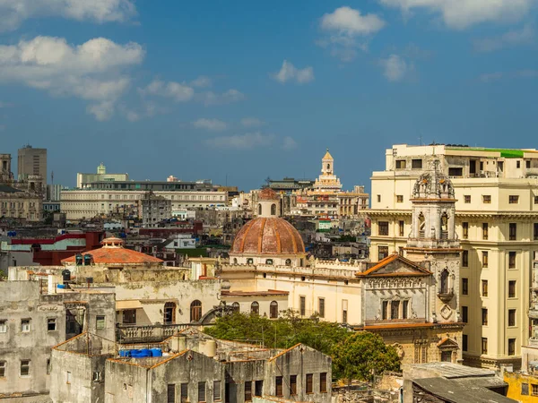 Havana Straten Met Heldere Kleuren Cubaanse Vlaggen Zonnige Dag — Stockfoto