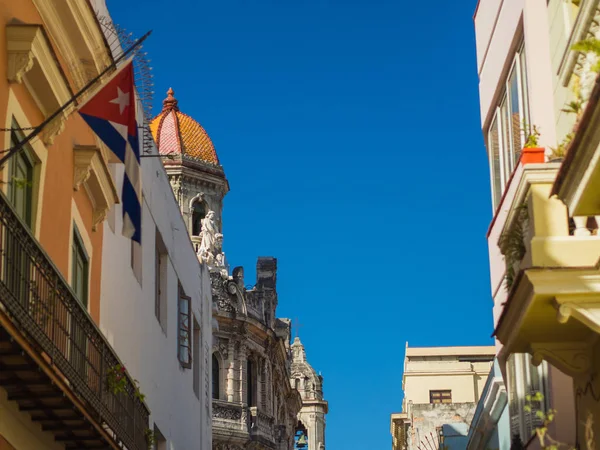 Havana Straten Met Heldere Kleuren Cubaanse Vlaggen Zonnige Dag — Stockfoto