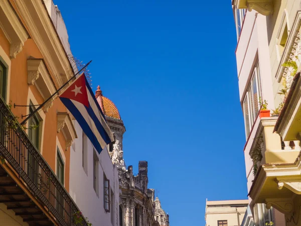 Havana Straten Met Heldere Kleuren Cubaanse Vlaggen Zonnige Dag — Stockfoto