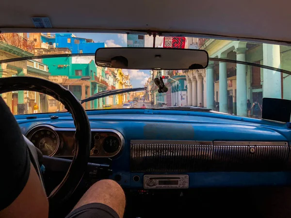 Havana'dan görünümü ile bir şoför, sokakta, Havana sokakta eski bir araba adam renkli evlerin çok retro bir arabanın içine