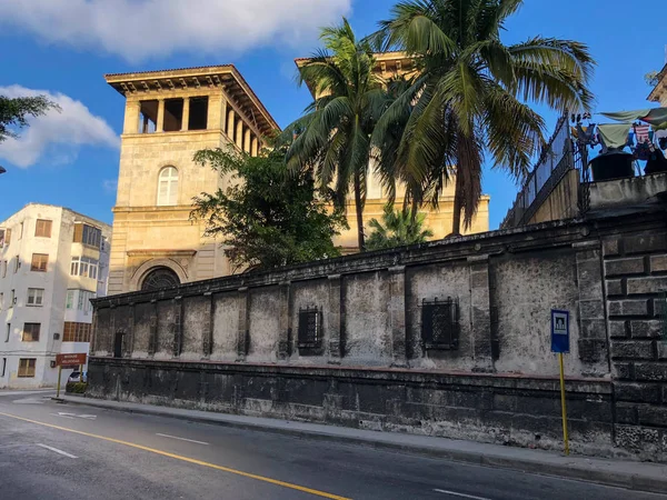 Havana'nın parlak sokakları neoklasik tarzda yapılan üniversite blok, Küba, mimari elemanlar birini yakın: