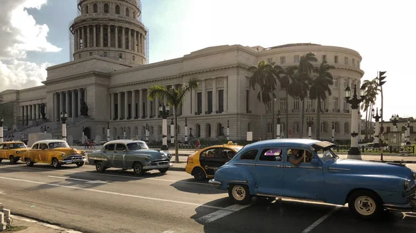 Capitolium (El Capitolio), Havana, Küba, retro araba tarafından geçen turist ile görünümünü