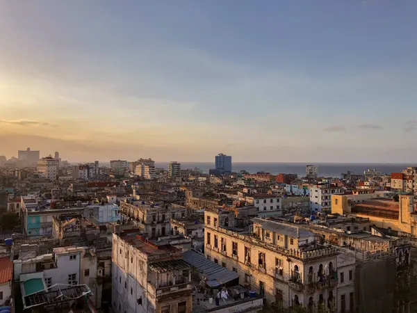 Eski günbatımı, Küba Havana çatılar görüntülemek