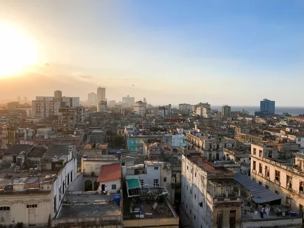 Eski günbatımı, Küba Havana çatılar görüntülemek