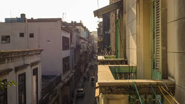 Havana dar sokak balkonundan görüntülemek