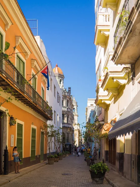 Havana Straten Met Heldere Kleuren Cubaanse Vlaggen Zonnige Dag — Stockfoto