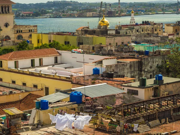 Havana sokakları parlak renkler ve güneşli gün Küba bayraklarda