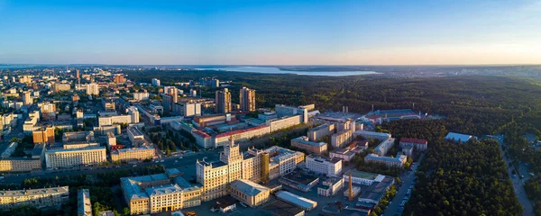Üniversite Kampüsü şehir merkezi Chelyabinsk, iğne yapraklı orman ile büyük bir şehir park, rekreasyon bölgesi'nde kirli şehir, Güney Ural sermaye, Rusya akşam güneşli hava dron panoramik manzaralı