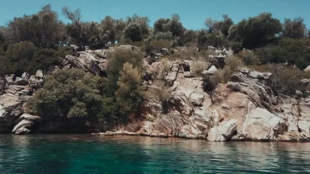 Drone Subiendo Desde Agua Largo Costa Rocosa Con Piedras Rodajas — Vídeos de Stock