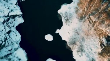 Rusya karışık ormandaki nehir kanyonun havadan görünümü