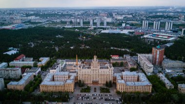 Chelyabinsk şehir merkezinin havadan görünümü, Güney Ural Devlet Üniversitesi kampüs yakınında olan Rusya'nın en büyük Kent Ormanı, bulutlu gün bölge başkenti