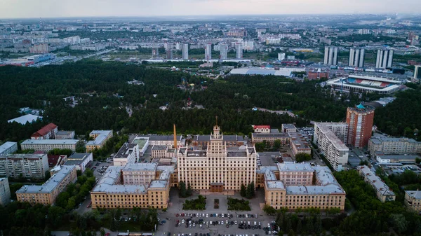 Chelyabinsk şehir merkezinin havadan görünümü, Güney Ural Devlet Üniversitesi kampüs yakınında olan Rusya'nın en büyük Kent Ormanı, bulutlu gün bölge başkenti