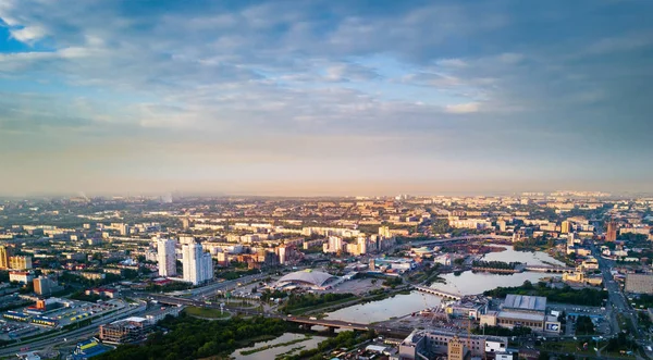 Panorama Flygfoto över Chelyabinsk och kajen Miass floden — Stockfoto