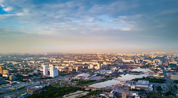 Vue panoramique aérienne de Chelyabinsk et remblai de la rivière Miass — Photo