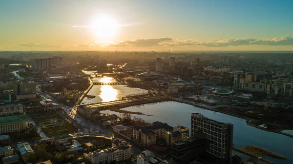 Panorama Flygfoto över Chelyabinsk staden, de viktigaste kajen vid floden Miass — Stockfoto