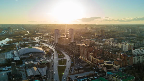 Letecký panoramatický pohled na město Čeljabinsk, hlavní nábřeží řeky Miass — Stock fotografie