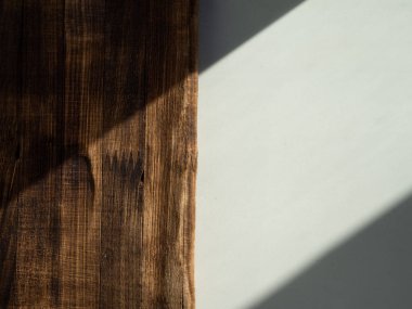 güneş ışığı ve gölgeler yüzeyi hatları; ahşap doku ve beyaz arka plan; oyun ışık; iki parçaya eşit bölümü; doğal ışık satırlık geometrisini; metin için yer