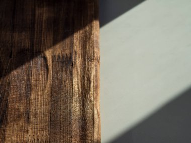 güneş ışığı ve gölgeler yüzeyi hatları; ahşap doku ve beyaz arka plan; oyun ışık; iki parçaya eşit bölümü; doğal ışık satırlık geometrisini; metin için yer