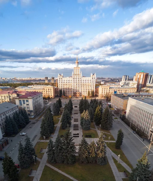 Hava; Chelyabinsk panoramik dron görünümünü; Eğitim Kurumu yakınındaki büyük çam ağaçları ile Bahçe; Güney Ural sanayi başkenti güneşli sonbahar akşam; dinlenme ve eğlence bölgesi