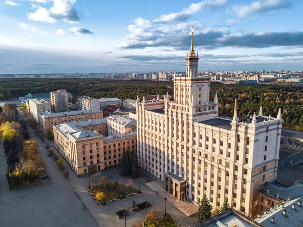 Hava; Chelyabinsk cityscape dron panoramik manzaralı; Ural Devlet Üniversitesi'nin akademik canpus; sanayi işyerleri için teknik meslek eğitim sistemi; tek sanayi şehir sorunları