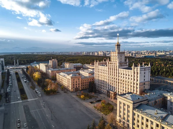 Hava; Chelyabinsk cityscape dron panoramik manzaralı; arka plan üzerinde çam ağaçları ile Kent Ormanı; Ana Cadde araçları ile; Öğretim Yılı Akademik kampus içinde başlangıcı; eğitim sistemi mühendislik