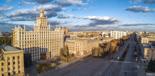 Hava; Chelyabinsk City ana umudu dron görünümünü; güzel binalar tek sanayi şehrin ışıklı; Sonbahar bulutlu gökyüzü; Güney Ural Üniversitesi ile Ural öğrencilerin en büyük miktar