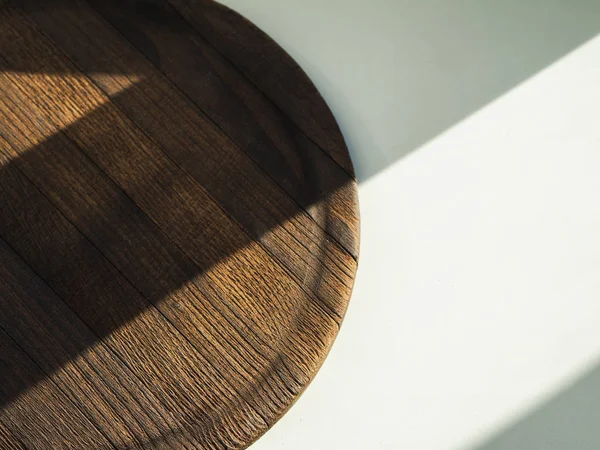 güneş ışığı ve gölgeler yüzeyi hatları; ahşap doku ve beyaz arka plan; oyun ışık; iki parçaya eşit bölümü; doğal ışık satırlık geometrisini; metin için yer