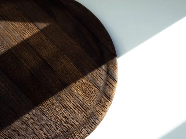 güneş ışığı ve gölgeler yüzeyi hatları; ahşap doku ve beyaz arka plan; oyun ışık; iki parçaya eşit bölümü; doğal ışık satırlık geometrisini; metin için yer