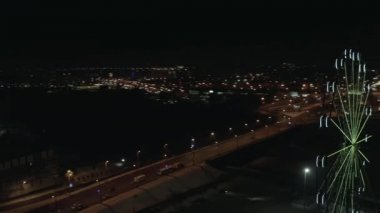 Hava; drone uçuş ışıklı dönme dolap, gece cityscape arka plan üzerinde çevresinde; Çelyabinsk, Rusya Federasyonu