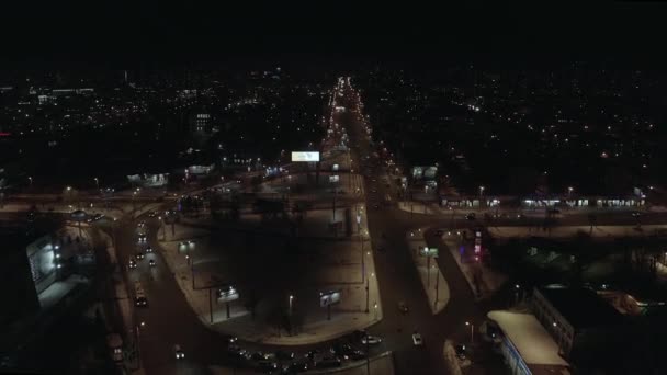 无人机飞越城市道路与照明街道 夜城市风景和摩天轮在背景 车里雅宾斯克 俄罗斯 — 图库视频影像