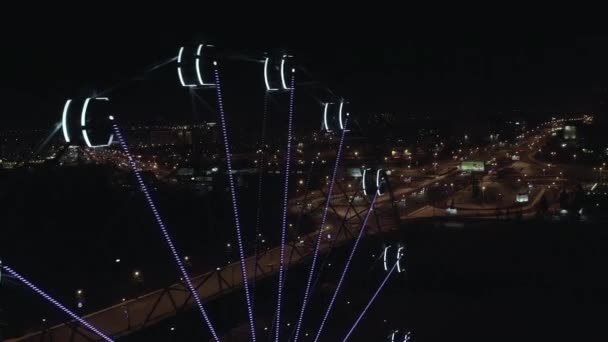 Hava Drone Uçuş Boyunca Gece Cityscape Işıklı Dönme Dolap Arka — Stok video