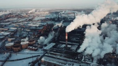 Endüstriyel parkın drone kaydırma, çelik bitkinin birçok duman yığını borular, Kış güneşli akşam teknojenik peyzaj, kirlilik kavramı, üretim sektöründe hava emisyonları, endüstriyel şehir