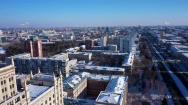 Havadan Chelyabinsk kar Cityscape drone panoramik görünümü; arka planda çam ağaçları ile kış şehir ormanı; Araba ile ana sokak; Bilim ve Kalkınma Merkezi; Mühendislik Eğitim sistemi
