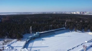 Havadan Chelyabinsk kar Cityscape drone panoramik görünümü; arka planda çam ağaçları ile kış şehir ormanı; Araba ile ana sokak; Bilim ve Kalkınma Merkezi; Mühendislik Eğitim sistemi