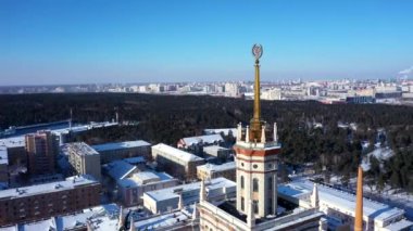 Havadan Chelyabinsk kar Cityscape drone panoramik görünümü; arka planda çam ağaçları ile kış şehir ormanı; Araba ile ana sokak; Bilim ve Kalkınma Merkezi; Mühendislik Eğitim sistemi