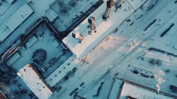 鸟无人机飞往火力发电厂的巨大管道 在工业现场流通的直升机 从上面的制造堆栈的看法 车里雅宾斯克地区生产区的空中录像 — 图库视频影像