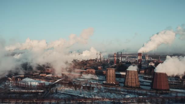 冶金厂高炉极其紧密的无人机圆形飞行 高强度轧制金属重工业 世界上最大的钢厂之一 有害气体的空气排放 — 图库视频影像