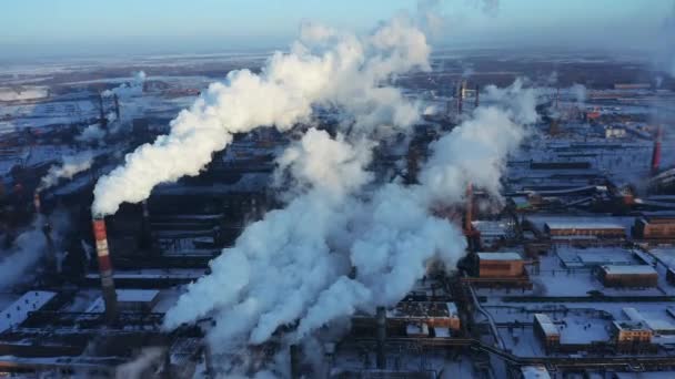 Drone Panning Parque Industrial Muitos Tubos Pilha Fumaça Fábrica Aço — Vídeo de Stock