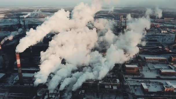 工业园区无人机平移 钢厂多管烟管 冬季阳光明媚的夜晚科技景观 污染的概念 制造业 工业城市的空气排放 — 图库视频影像