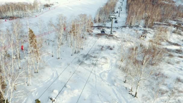 Pemandangan Drone Udara Dari Gondola Mobil Kabel Bergerak Puncak Gunung — Stok Video