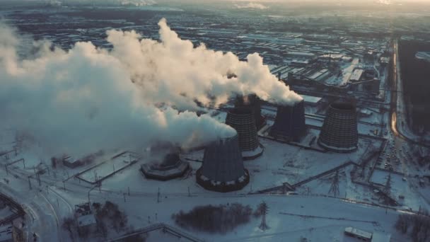 Drone Mimořádně Blízko Letu Mezi Několika Ocelovými Trubicemi Skrz Mraky — Stock video